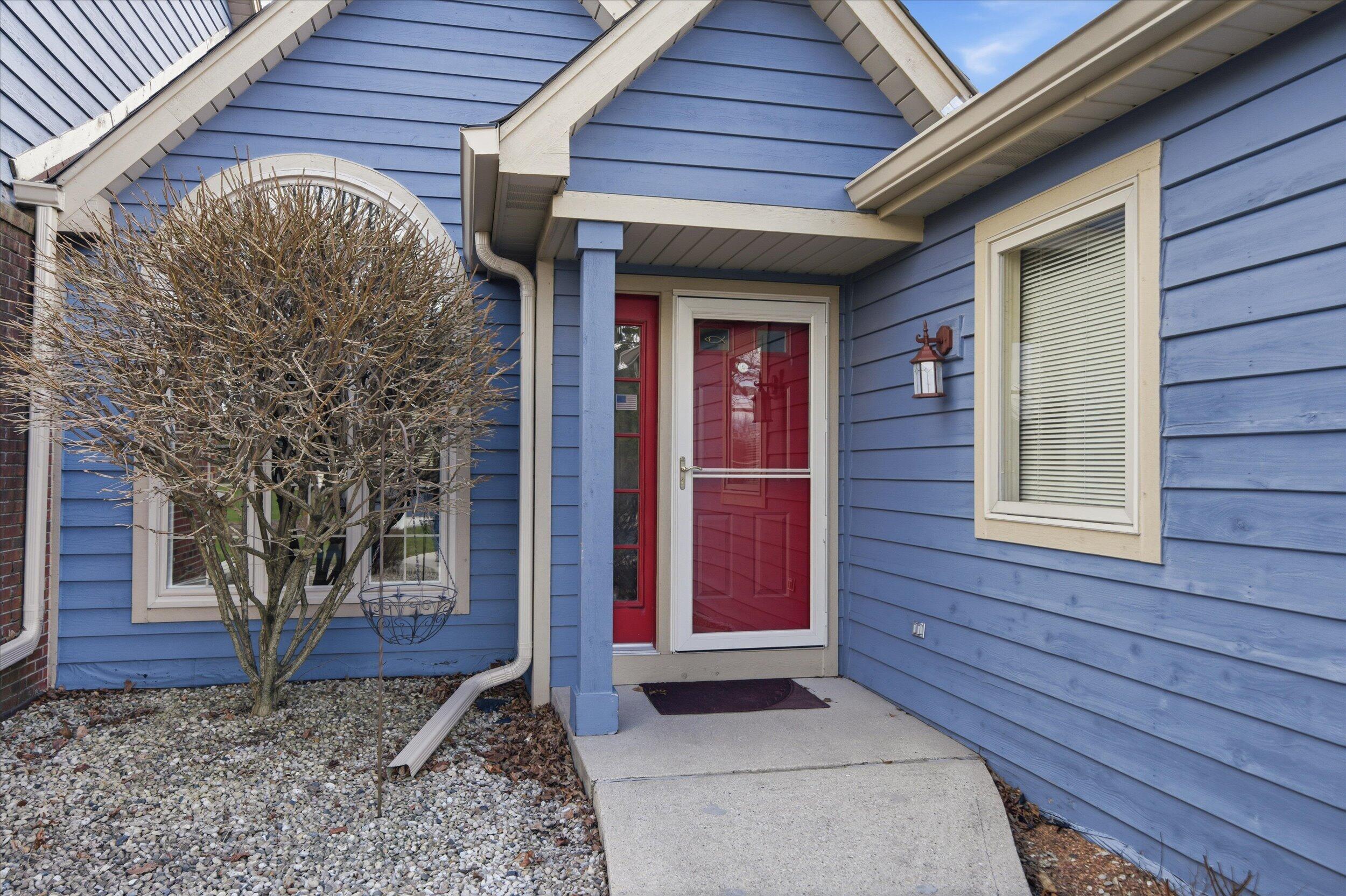 W268-n1935 Shooting Star Road, Unit B Pewaukee, WI 53072 - Photo 5 of 41 Front Entrance