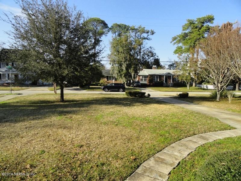 1402 River Oaks Road Jacksonville, FL 32207 - Photo 17 of 37 Large front yard