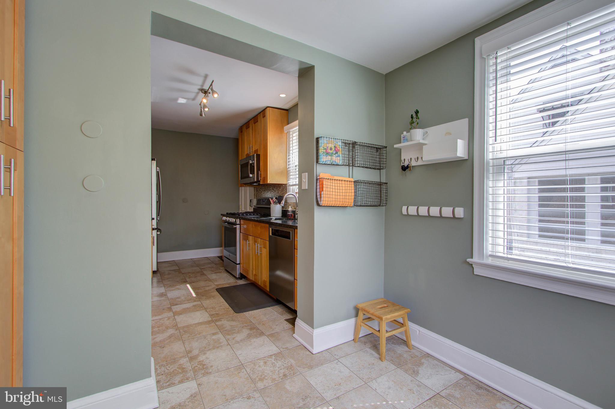 10009 Dallas Avenue Silver Spring, MD 20901 - Photo 15 of 45 Eat in space off of kitchen