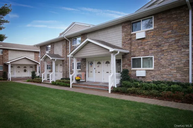 $2,795 | 100 Friendly Court Avenue, Unit L057, Babylon, NY 11704