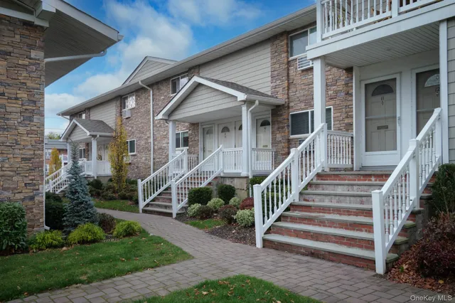 $2,795 | 100 Friendly Court Avenue, Unit L057, Babylon, NY 11704