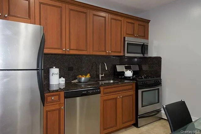 $2,795 | 100 Friendly Court Avenue, Unit L057, Babylon, NY 11704