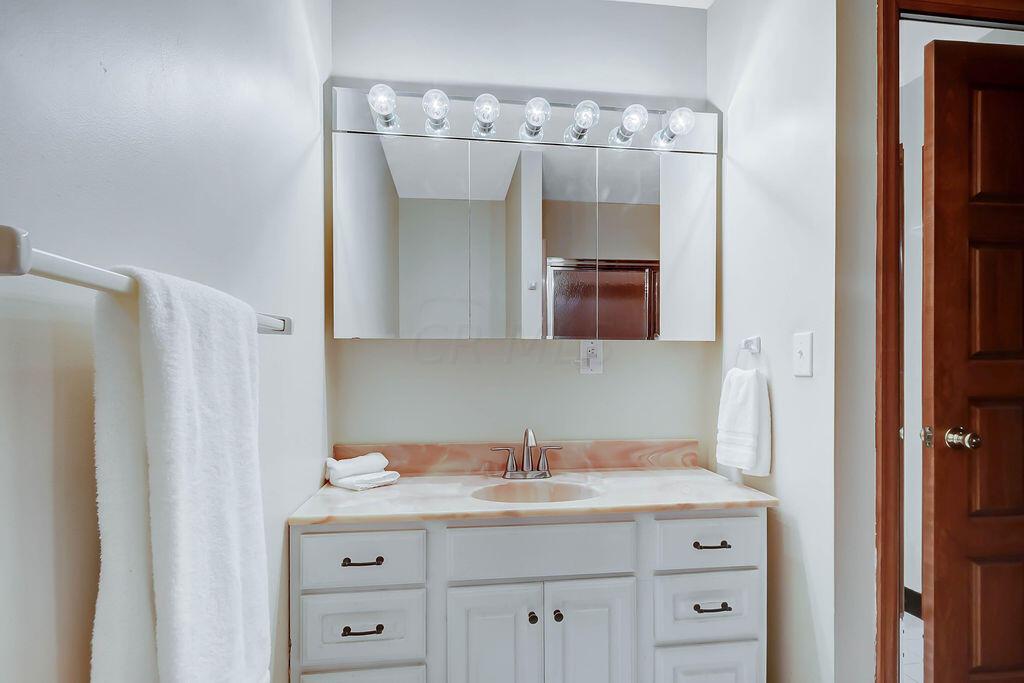 9747 Concord Road Dublin, OH 43017 - Photo 25 of 40 Guest suite bath