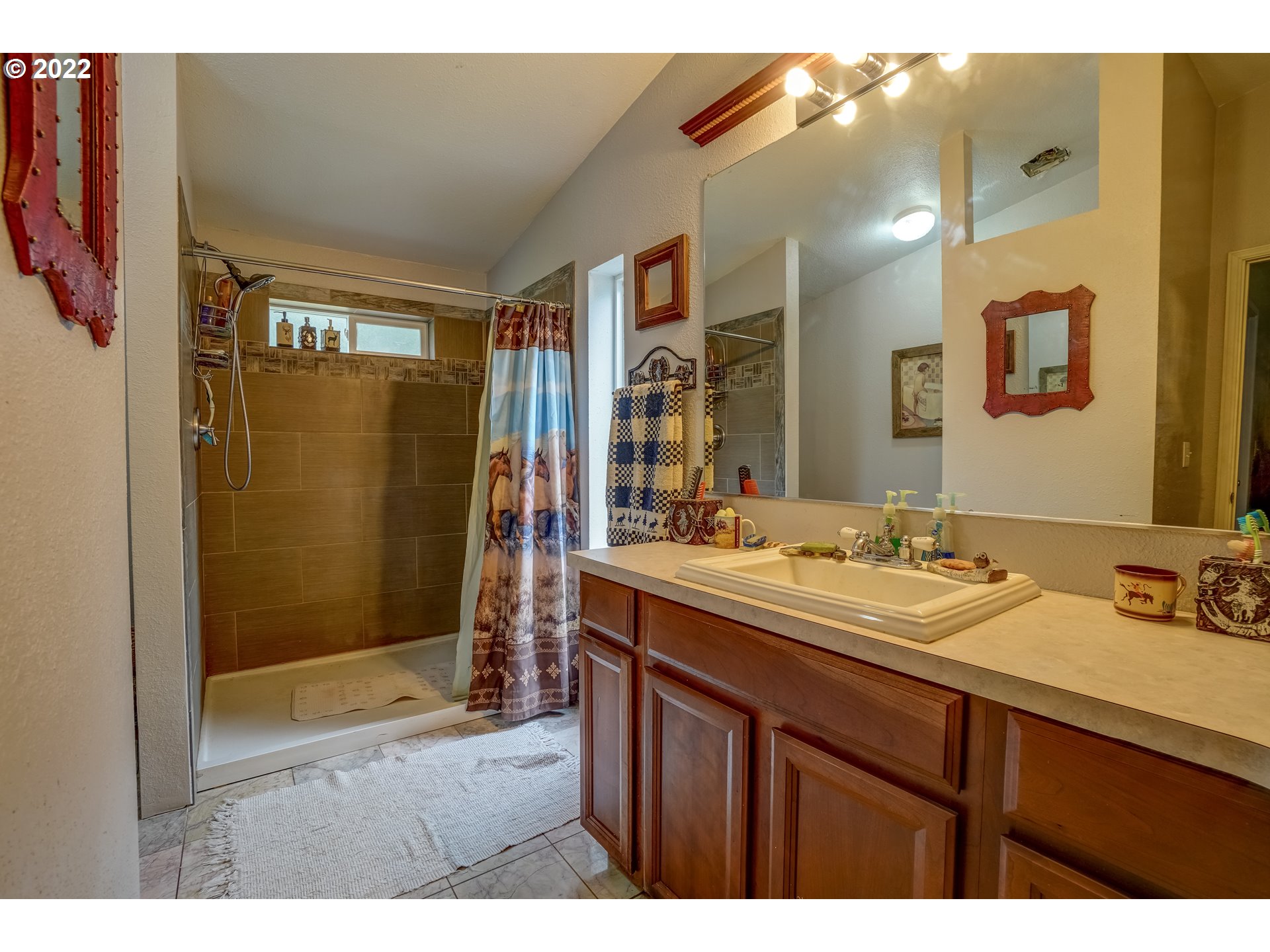 19887 South Ridge Road Oregon City, OR 97045 - Photo 17 of 26 a bathroom with a sink and a mirror