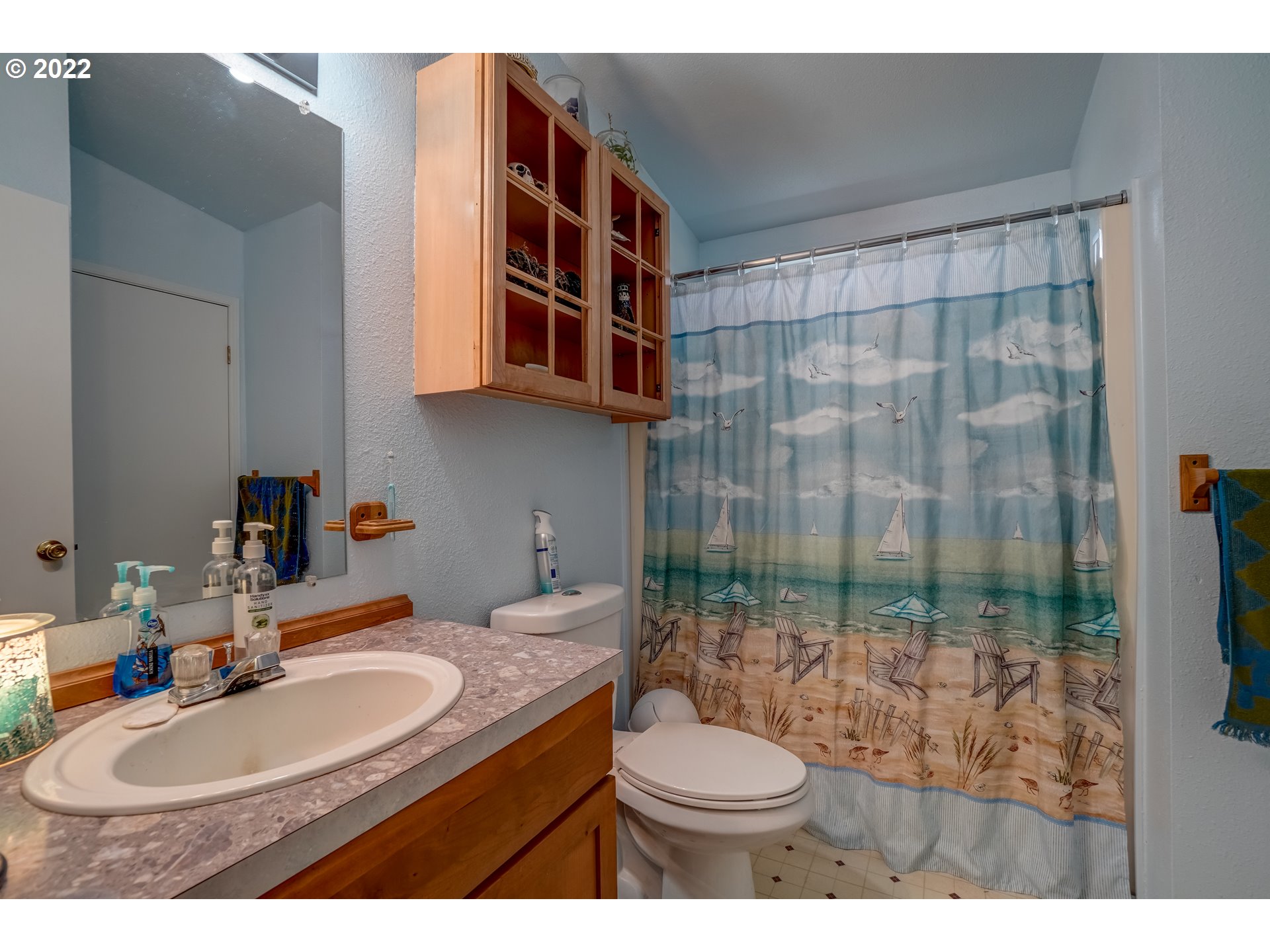 19887 South Ridge Road Oregon City, OR 97045 - Photo 18 of 26 a bathroom with a sink toilet and shower