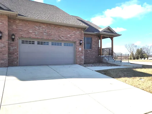 $389,900 | 1 Saint Ivans Circle, Bloomington, IL 61705