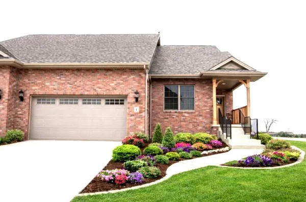 $389,900 | 1 Saint Ivans Circle, Bloomington, IL 61705