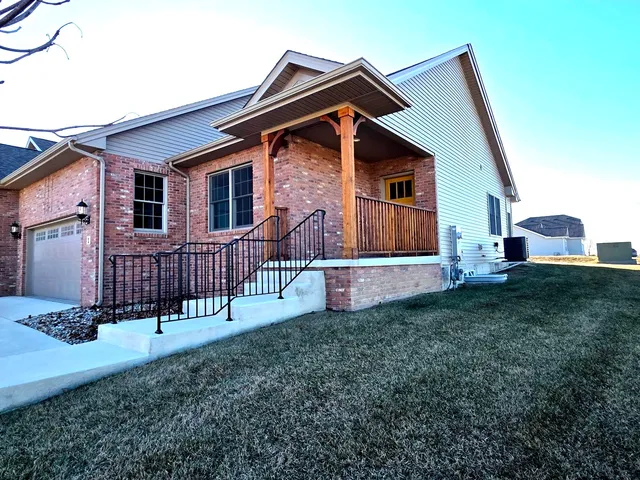 $399,900 | 1 Saint Ivans Circle, Bloomington, IL 61705