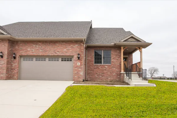 $389,900 | 1 Saint Ivans Circle, Bloomington, IL 61705