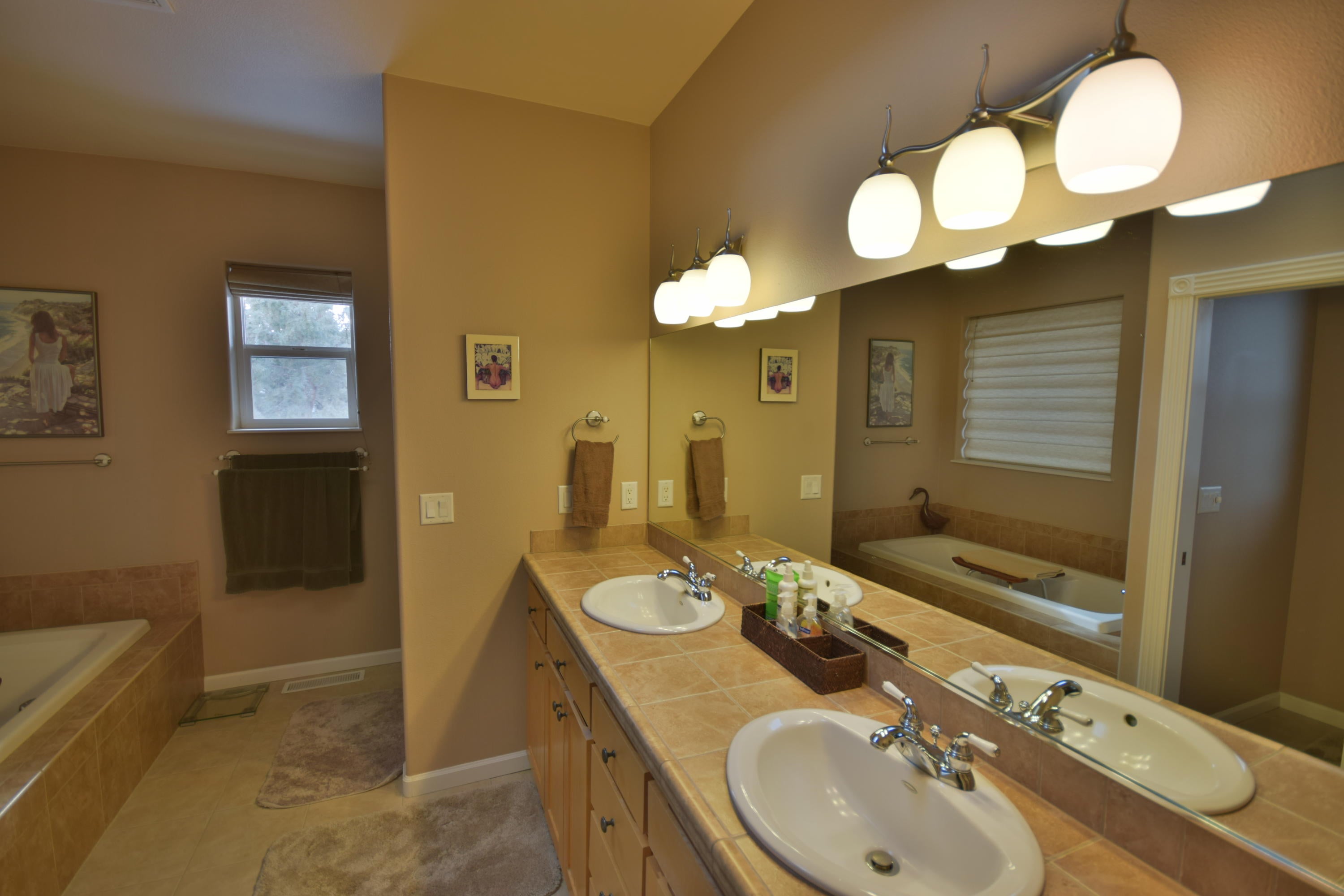1826 Turnstone Road Redmond, OR 97756 - Photo 18 of 27 Master Bath w/Soaker
