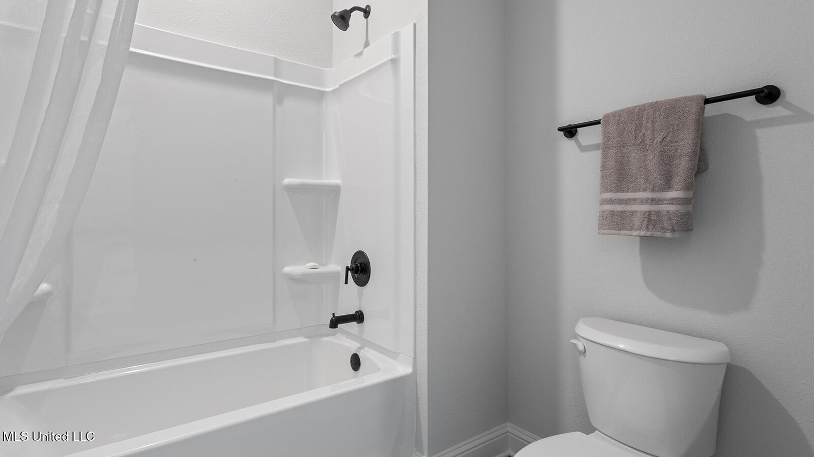 14431 South Swan Road Gulfport, MS 39503 - Photo 38 of 42 Guest Bathroom