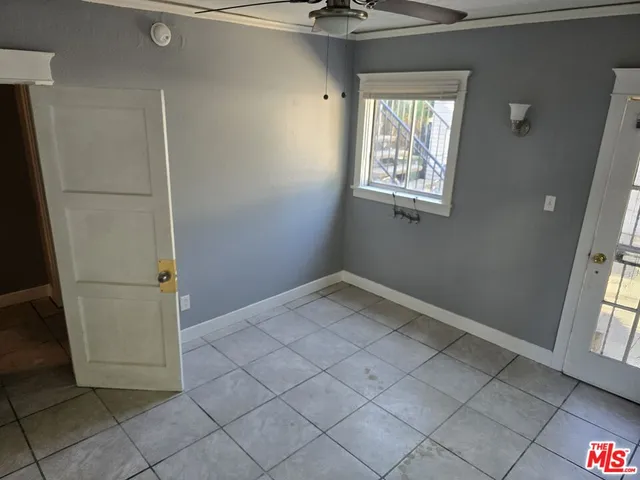 a view of entryway with window