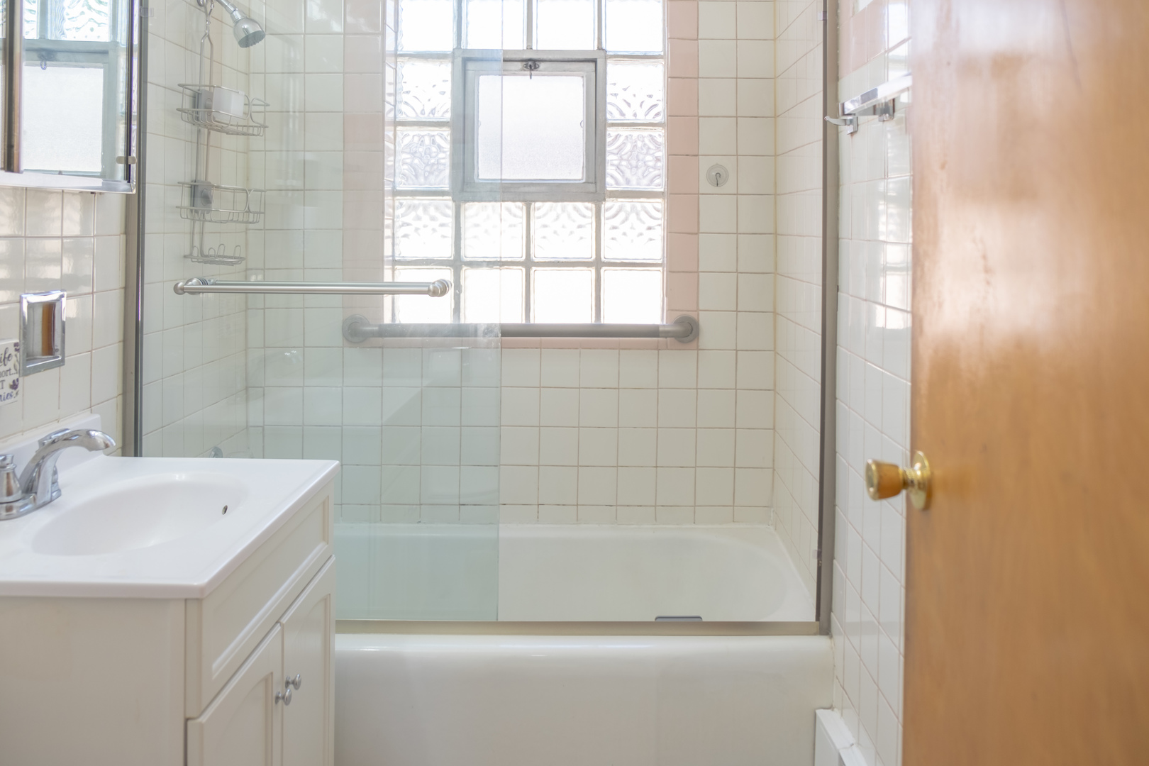 5520 South Pulaski Road, Unit 2 Chicago, IL 60629 - Photo 25 of 44 a bath room with a sink and a bath tub
