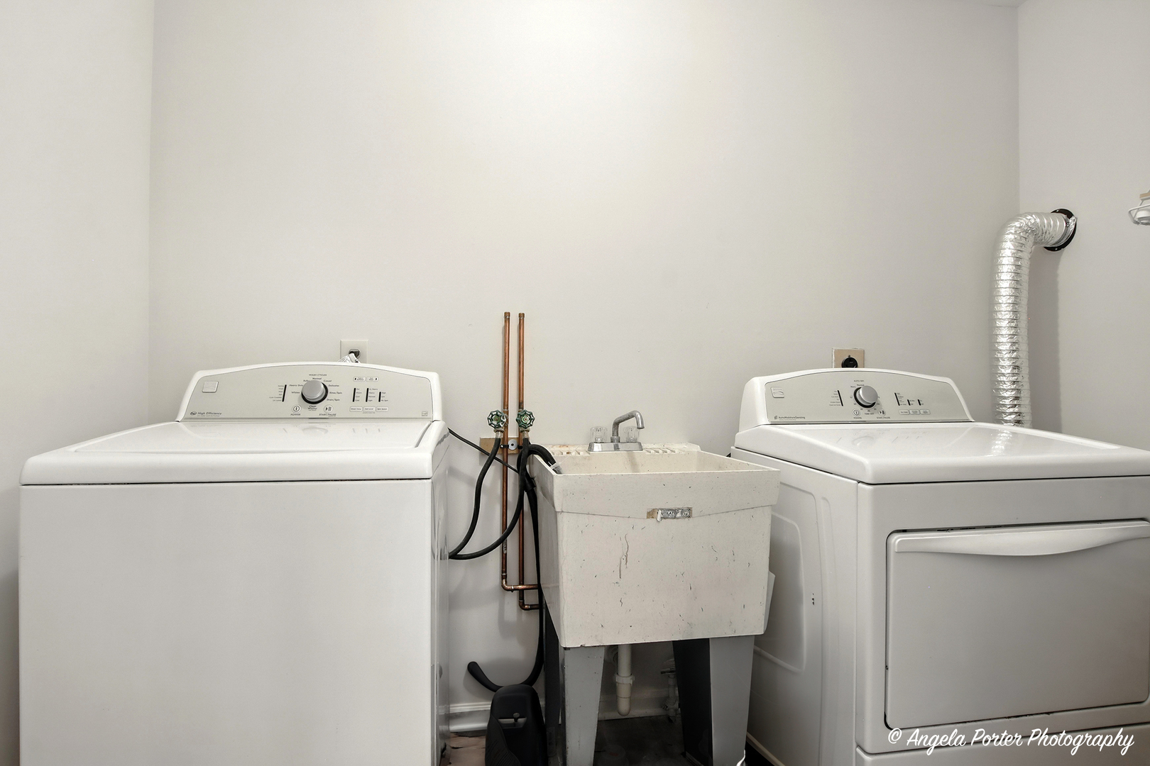 4119 White Ash Road Crystal Lake, IL 60014 - Photo 18 of 48 a utility room with dryer and washer