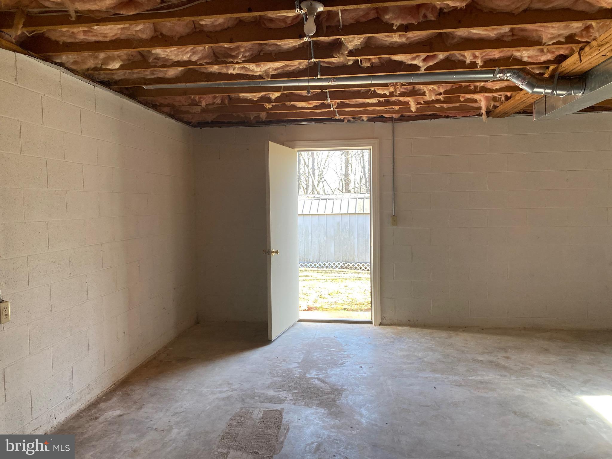 41 Comptons Road Castleton, VA 22716 - Photo 17 of 35 Lower level exits to side yard.