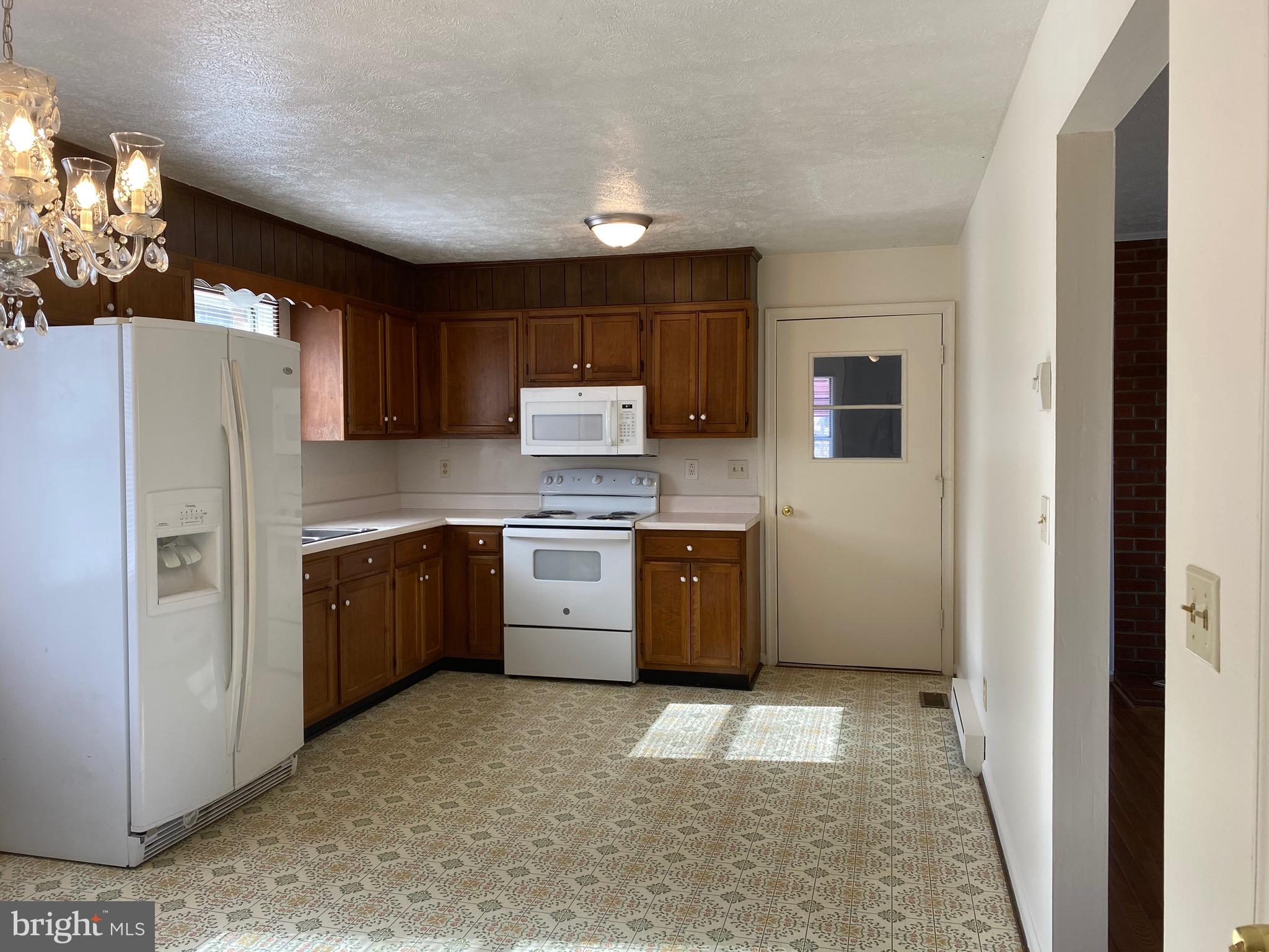 41 Comptons Road Castleton, VA 22716 - Photo 3 of 35 Spacious country kitchen with table space