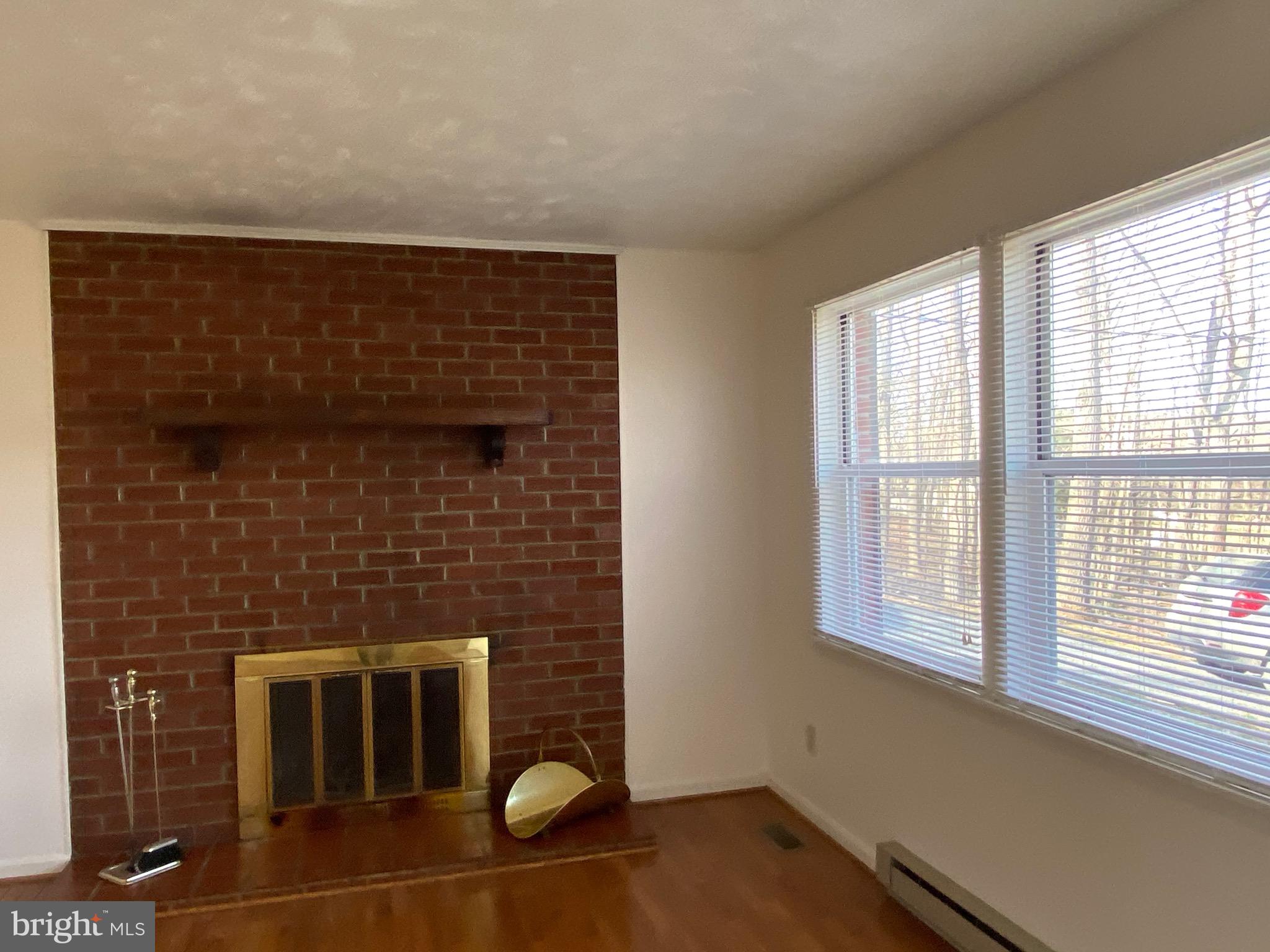 41 Comptons Road Castleton, VA 22716 - Photo 6 of 35 Living Room is sunny with front door access.