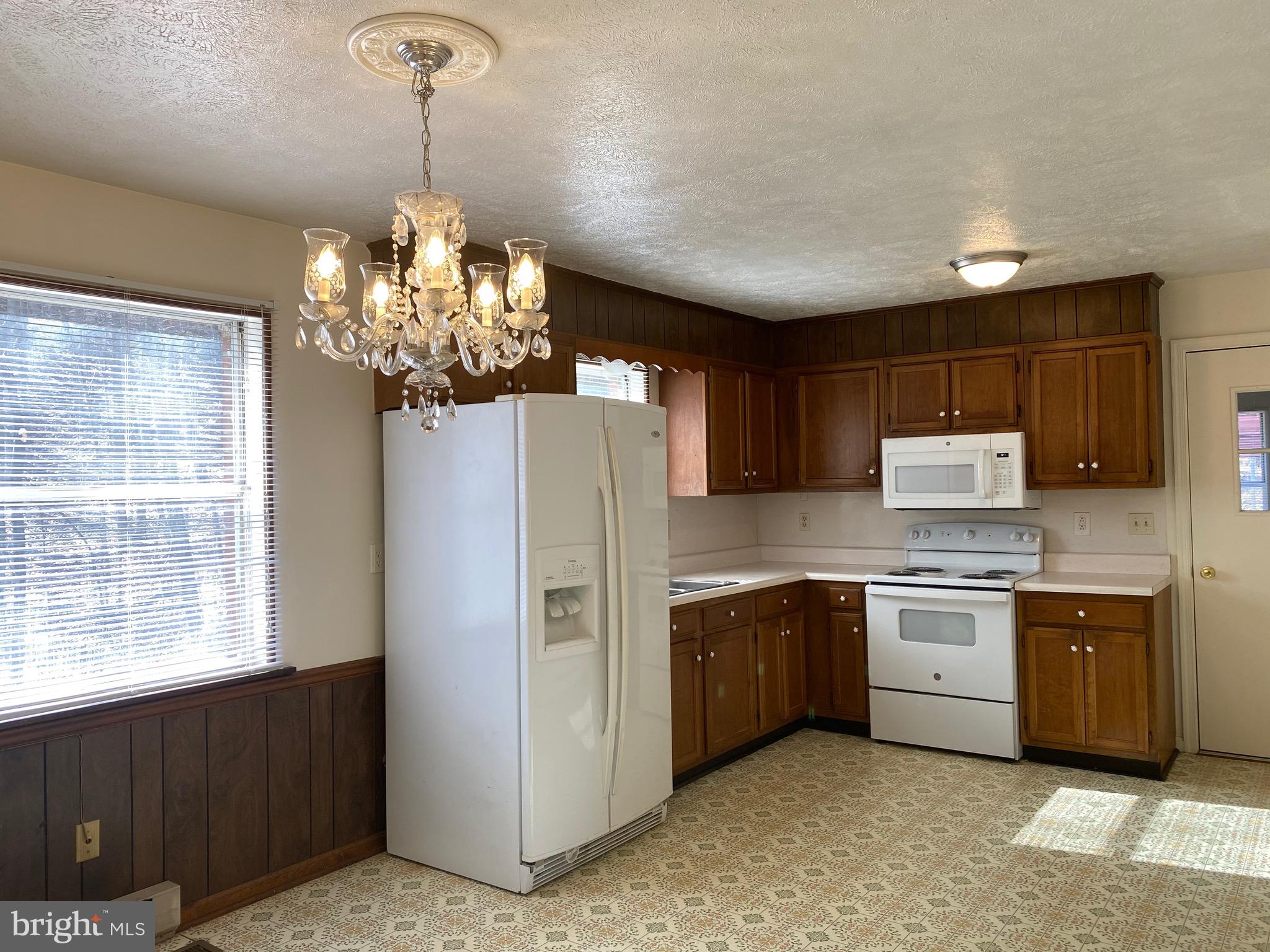 41 Comptons Road Castleton, VA 22716 - Photo 8 of 35 Kitchen appliances have been updated.