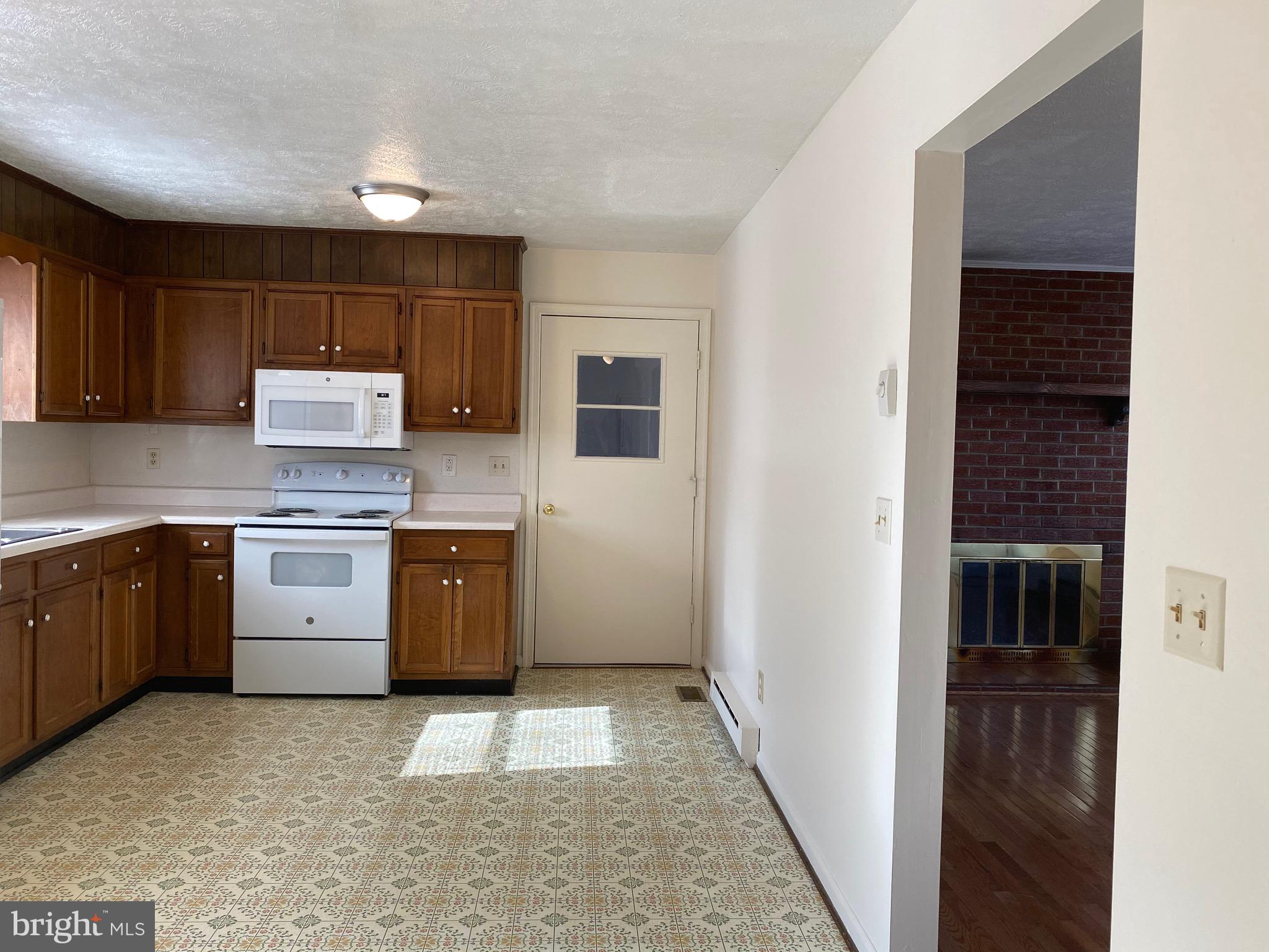 41 Comptons Road Castleton, VA 22716 - Photo 10 of 35 Table space in kitchen plus breakfast room.
