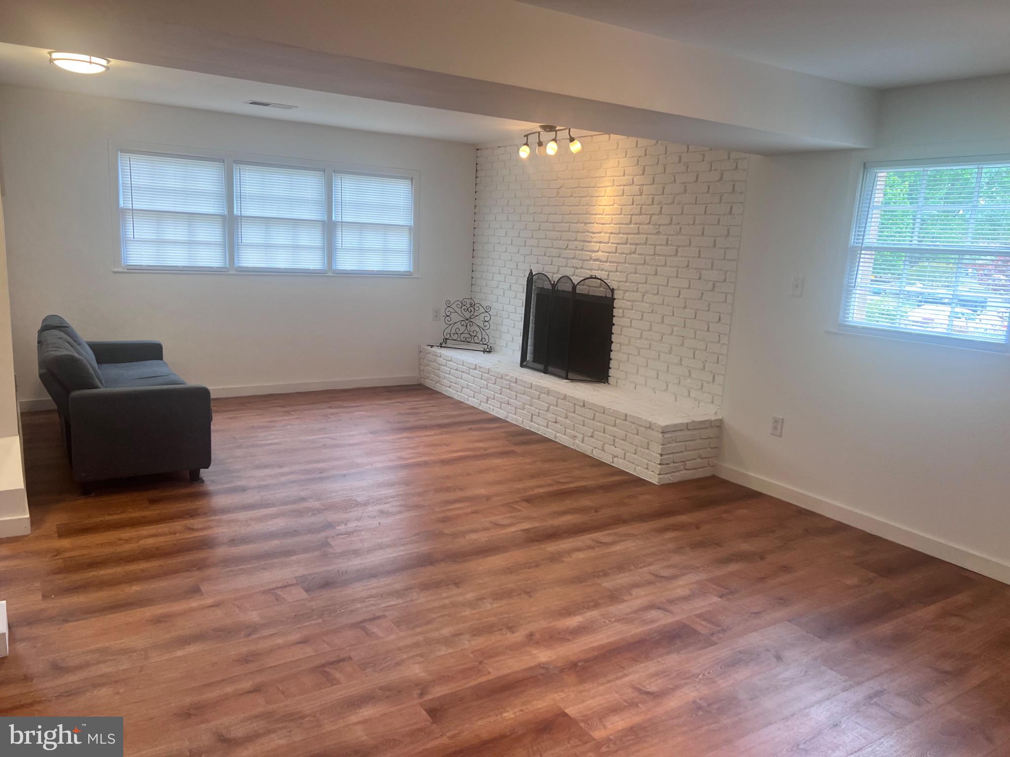 13235 Sturbridge Road Woodbridge, VA 22192 - Photo 4 of 53 Spacious, modern living area with charm.