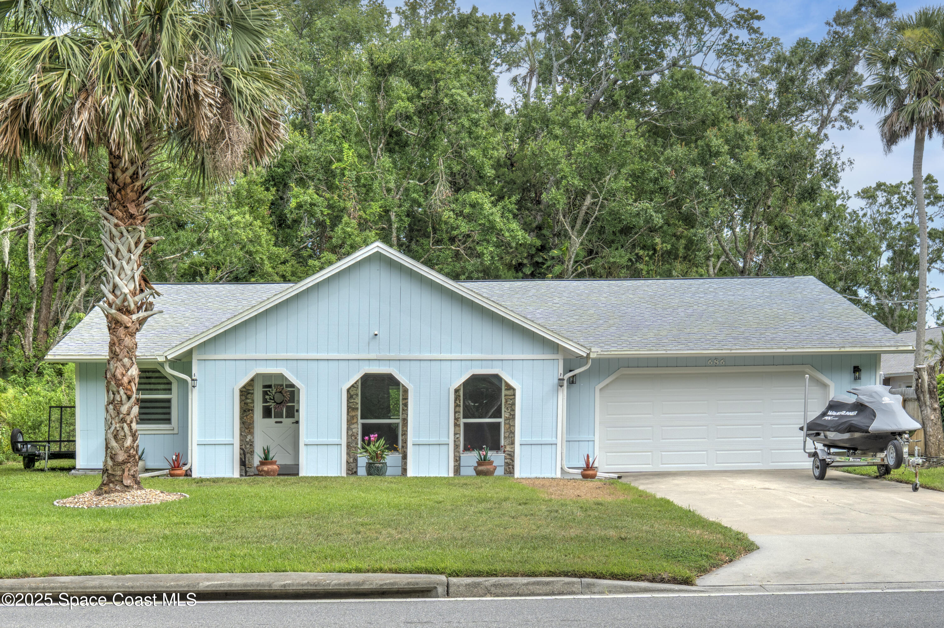 686 Hand Avenue Ormond Beach, FL 32174 - Photo 3 of 29 a front view of a house with a garden
