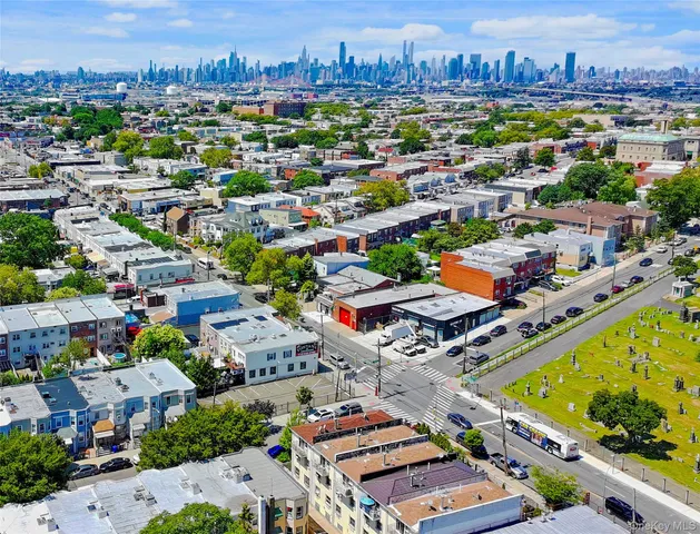 a view of a dinning table and chairs in the patio