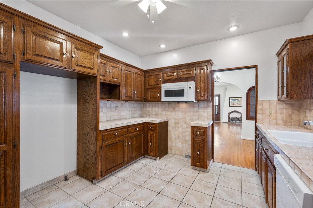 929 East 37th Street Long Beach, CA 90807 - Photo 18 of 32