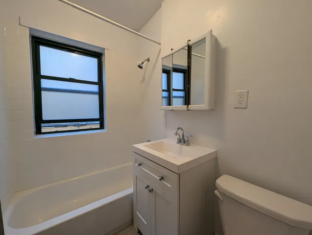 $1,850 | 2334.5 North Spaulding Avenue, Unit 1A, Chicago, IL 60647