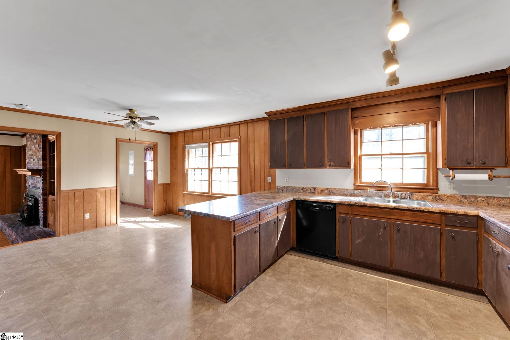 2929 Highway 252 Laurens, SC 29360 - Photo 4 of 22