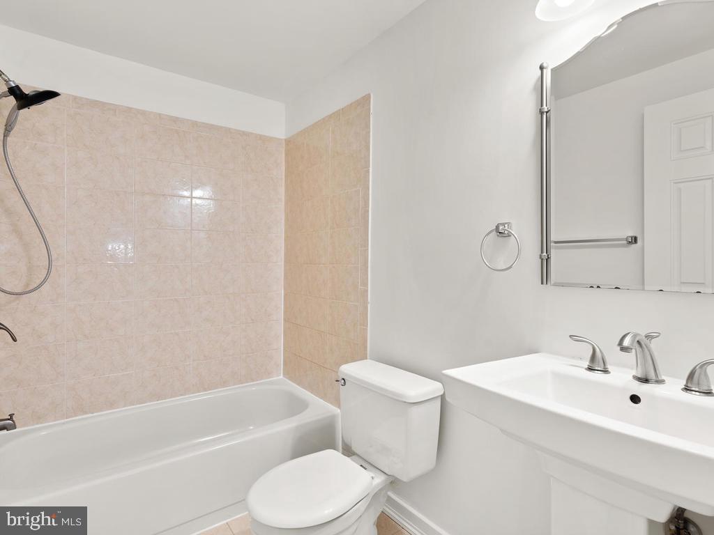 645 Concerto Lane Silver Spring, MD 20901 - Photo 25 of 39 Upper Level Hall Full Bath