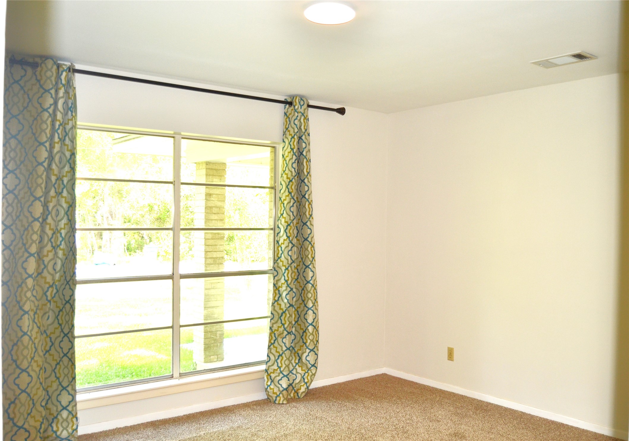 101 Summit Drive Conroe, TX 77303 - Photo 5 of 22 a bathroom with a shower