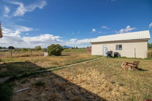 a view of a house with backyard
