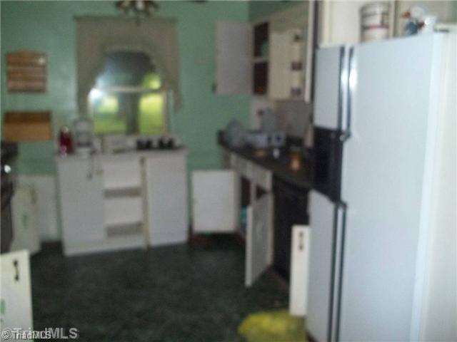137 Maxfield Road Greensboro, NC 27405 - Photo 4 of 6 Kitchen.
