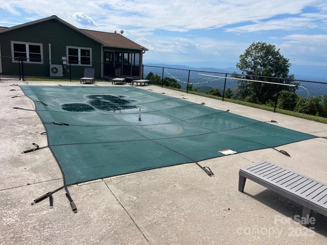 a view of a house with backyard
