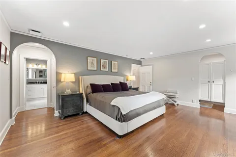 $2,695,000 | 5 Harcourt Road, Scarsdale, NY 10583