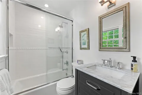 $2,695,000 | 5 Harcourt Road, Scarsdale, NY 10583