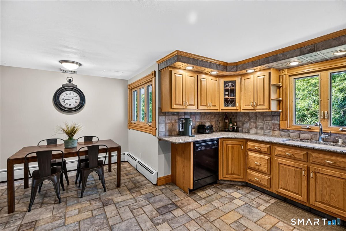 121 Hartford Road Simsbury, CT 06070 - Photo 9 of 31 Gallery Image 9