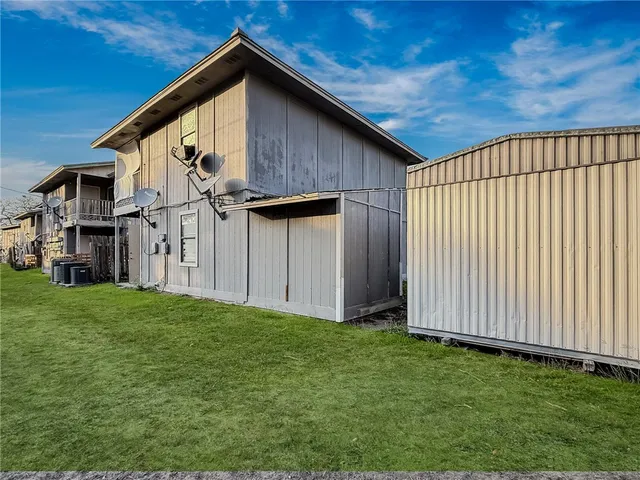 a view of a backyard