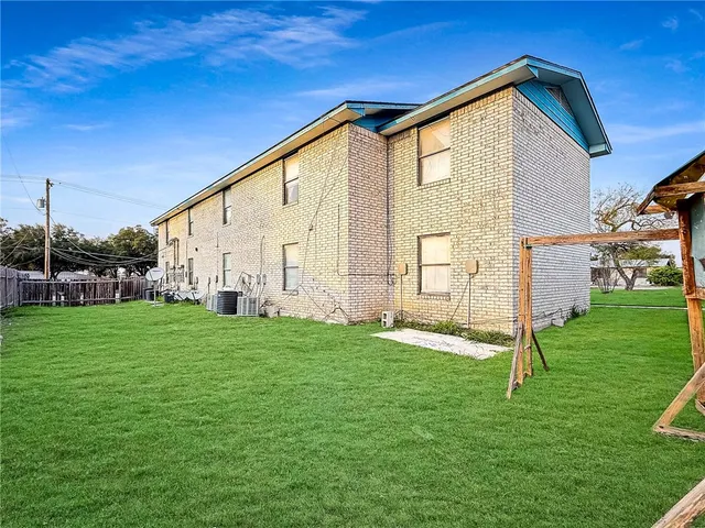 a view of a house with backyard
