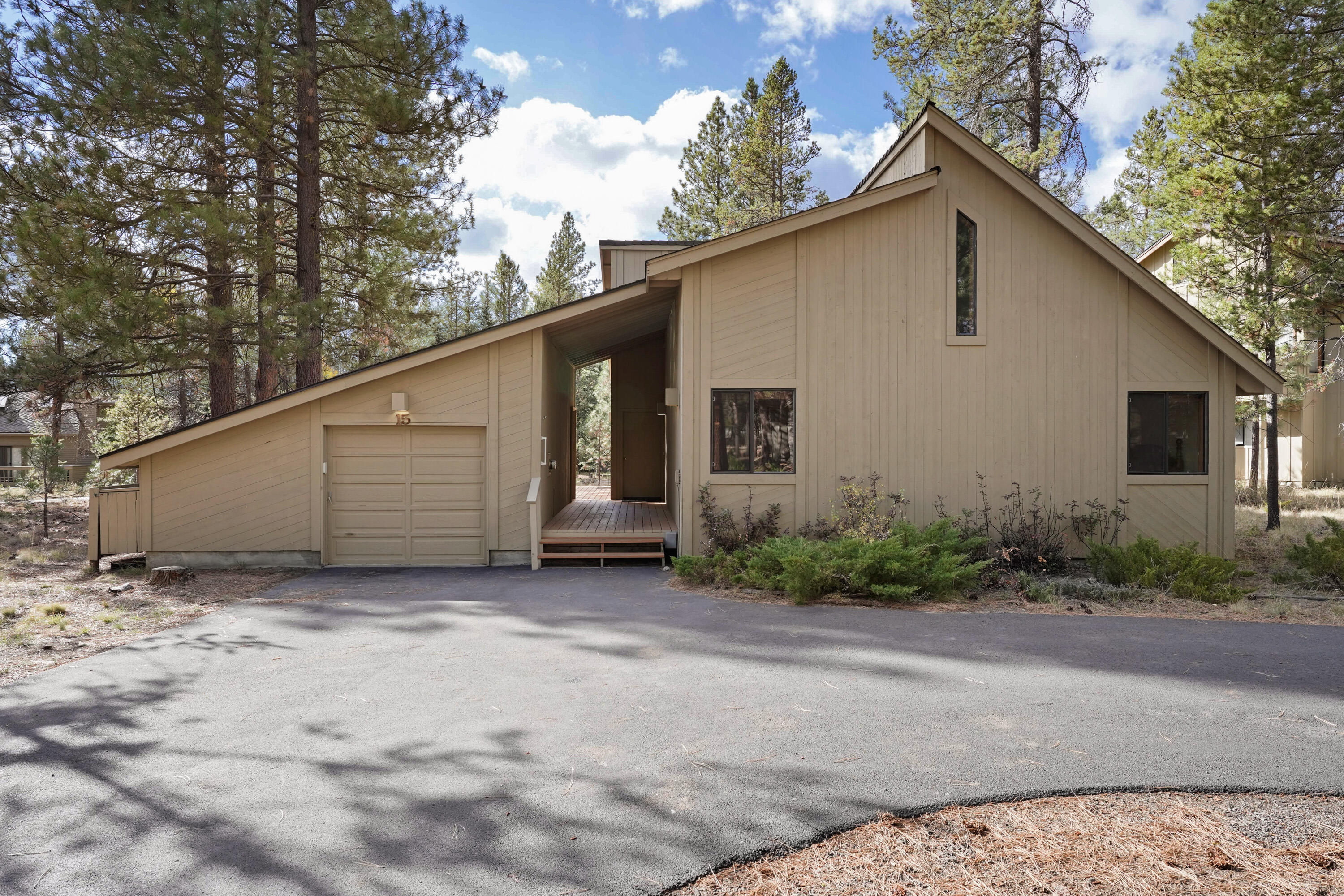 58029-15 Kinglet Road Sunriver, OR 97707 - Photo 1 of 23 Front of home.