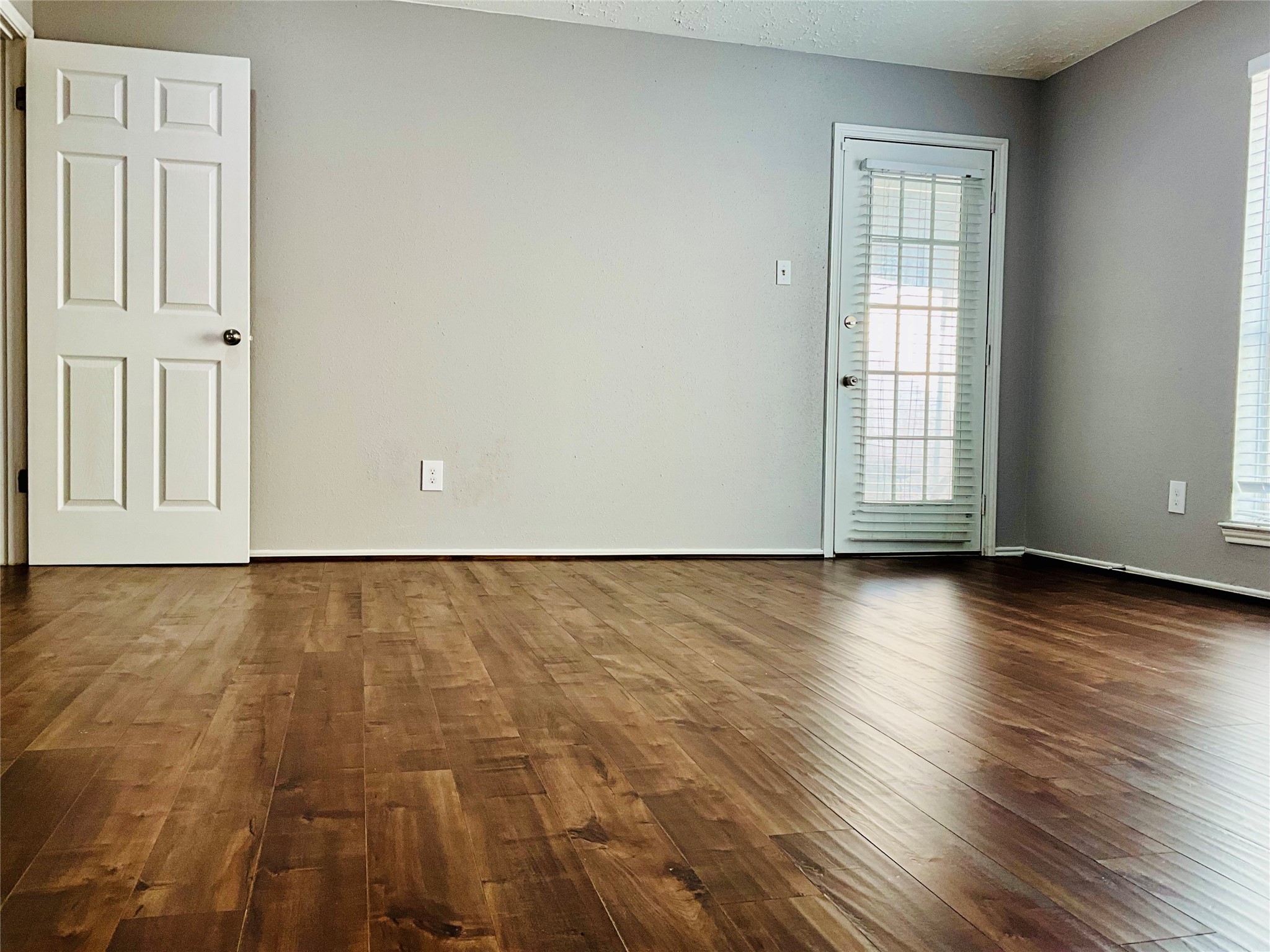 11827 Moss Branch Road Houston, TX 77043 - Photo 17 of 41 an empty room with wooden floor and windows