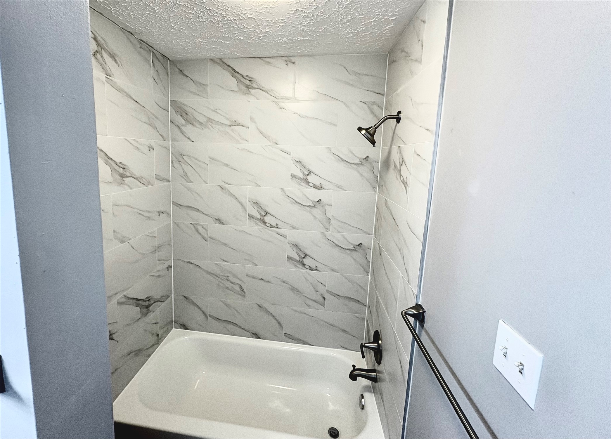 11827 Moss Branch Road Houston, TX 77043 - Photo 23 of 41 a bathroom with a bathtub