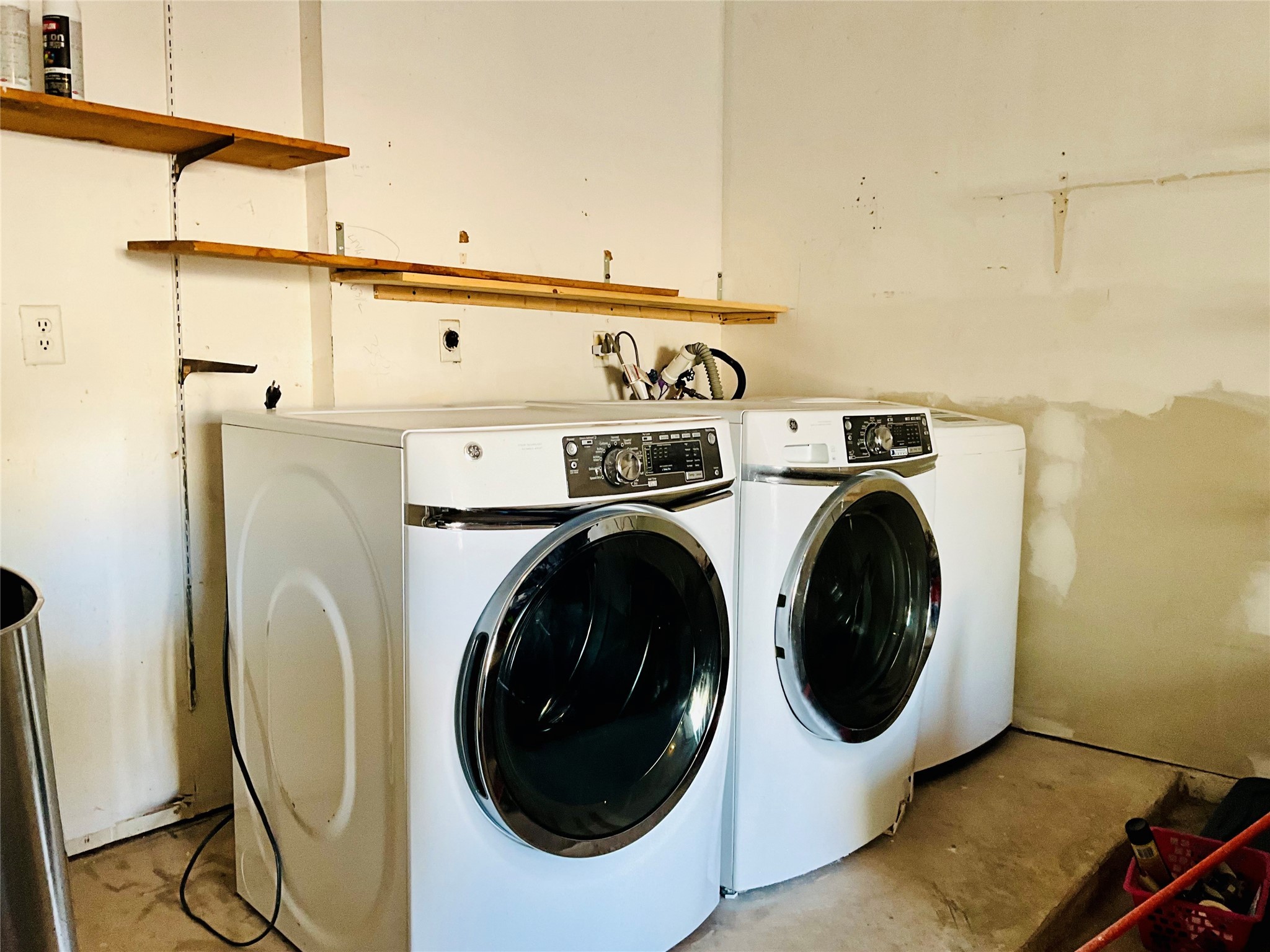 11827 Moss Branch Road Houston, TX 77043 - Photo 37 of 41 a utility room with dryer and washer