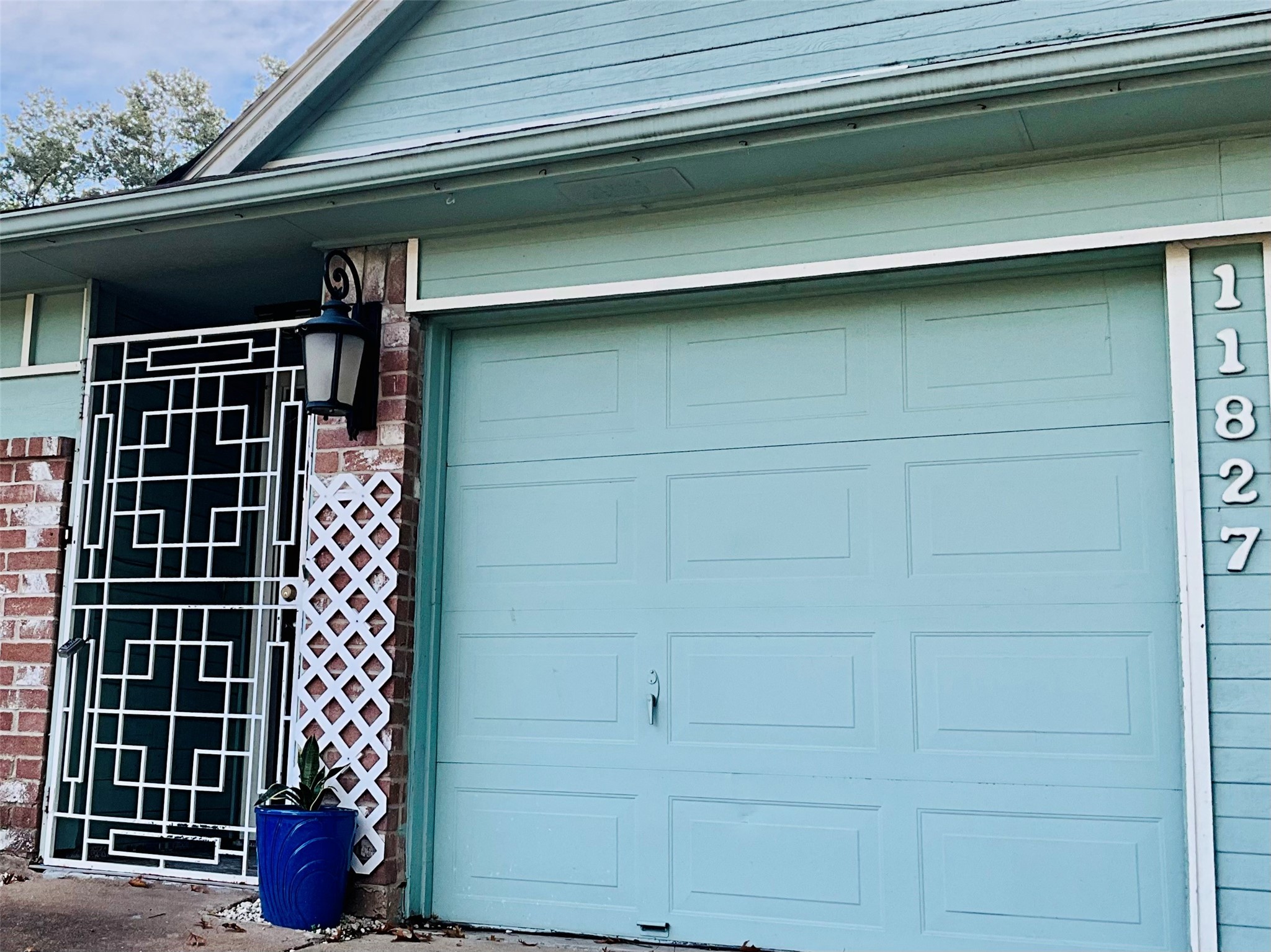 11827 Moss Branch Road Houston, TX 77043 - Photo 39 of 41 a front view of a house