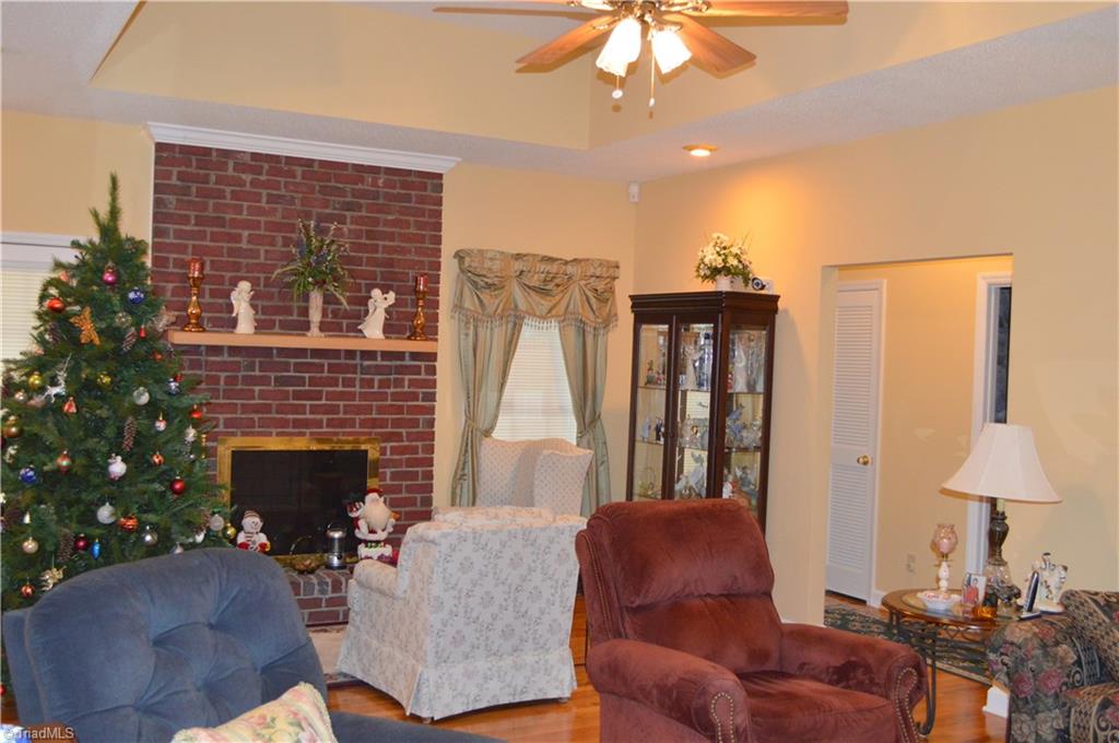 2262 Reynolds Road Madison, NC 27025 - Photo 12 of 30 Living Room