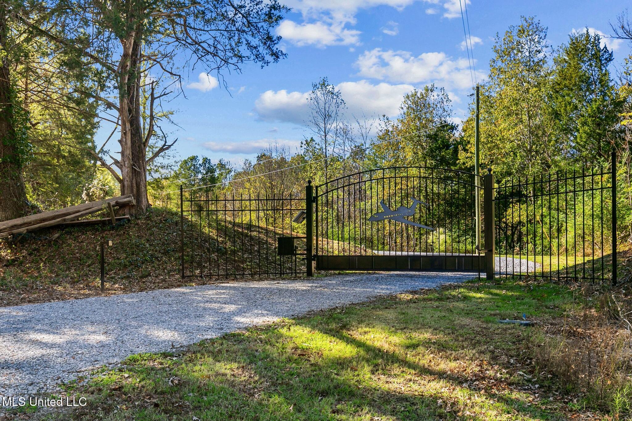 2073 Niven Road Benton, MS 39039 - Photo 3 of 42 D513209A-D45F-4D20-96A0-D780EC5DAFDC_1_2