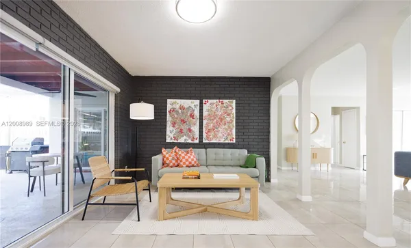 $5,000 | 609 South Crescent Drive, Hollywood, FL 33021