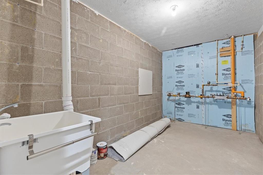 149 Lockheed Drive Coraopolis, PA 15108 - Photo 37 of 48 a bathroom with a tub sink and mirror