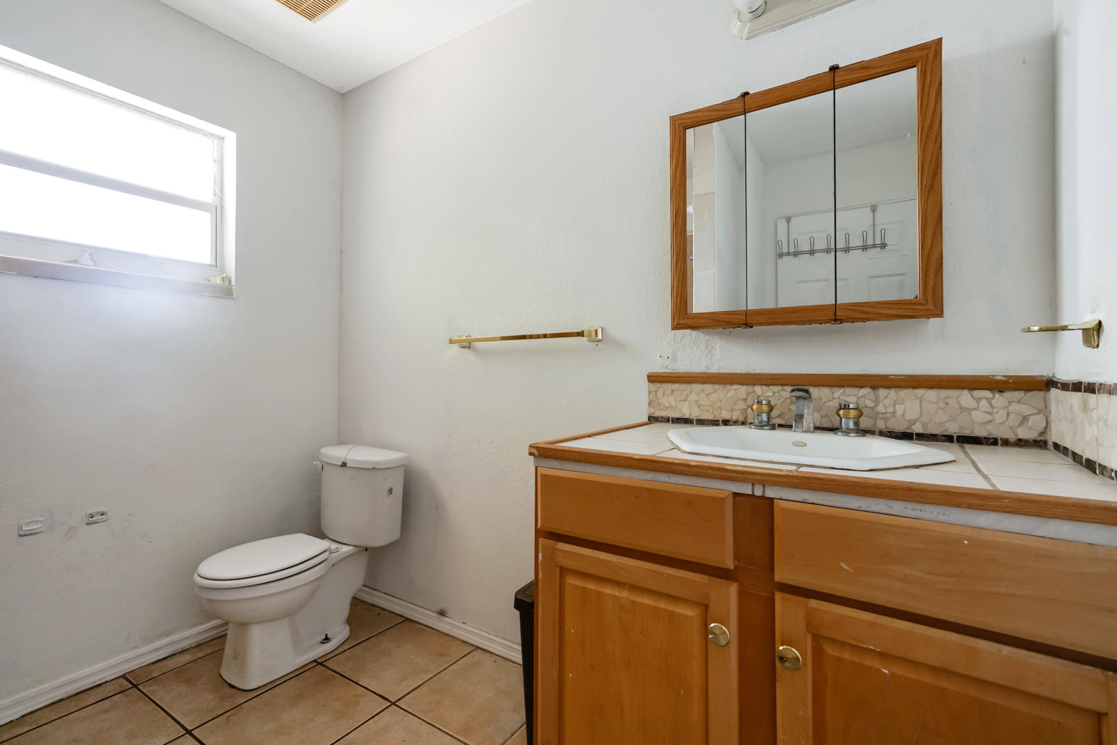 78 Springdale Road Lake Worth, FL 33467 - Photo 10 of 20 Bathroom 1
