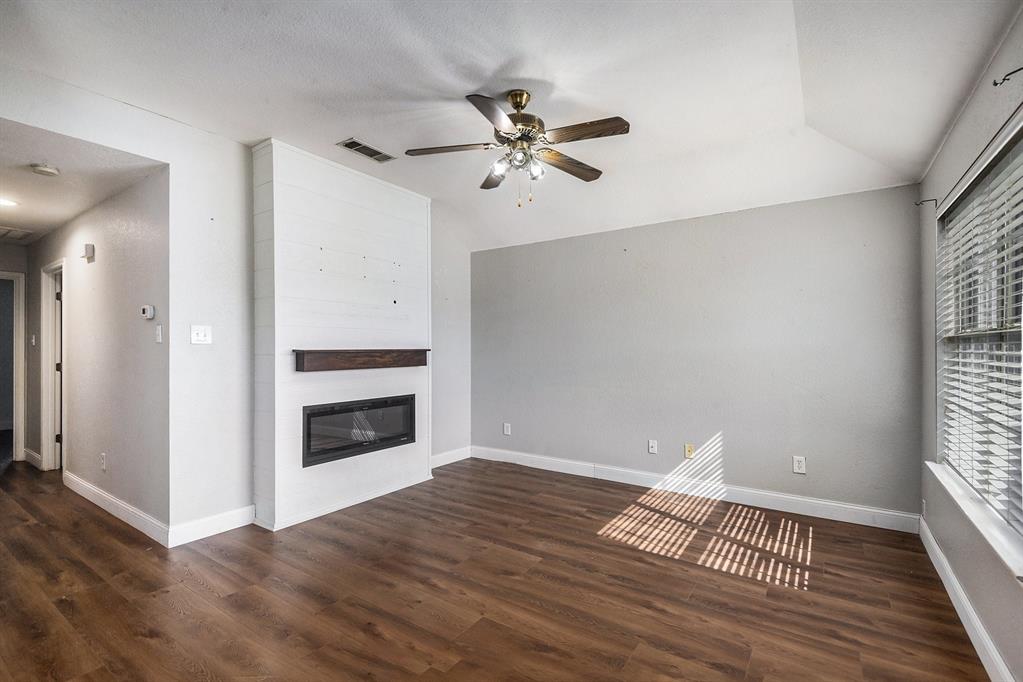 408 Mesquite Drive Rio Vista, TX 76093 - Photo 7 of 31